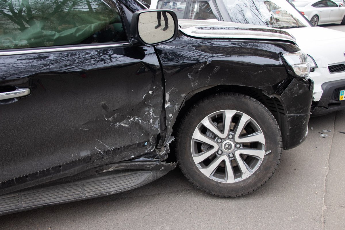 По словам очевидцев, Land Cruiser ехал на красный сигнал светофора