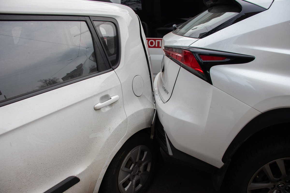 От удара "японец" вылетел на припаркованные автомобили Kia Soul и Lexus NX 200