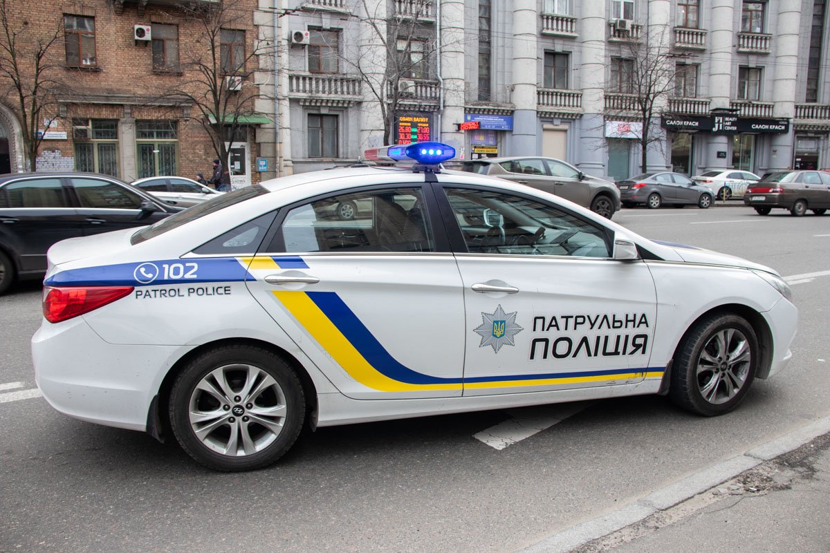 На месте работал экипаж патрульной полиции, "скорая" и следственно оперативная группа