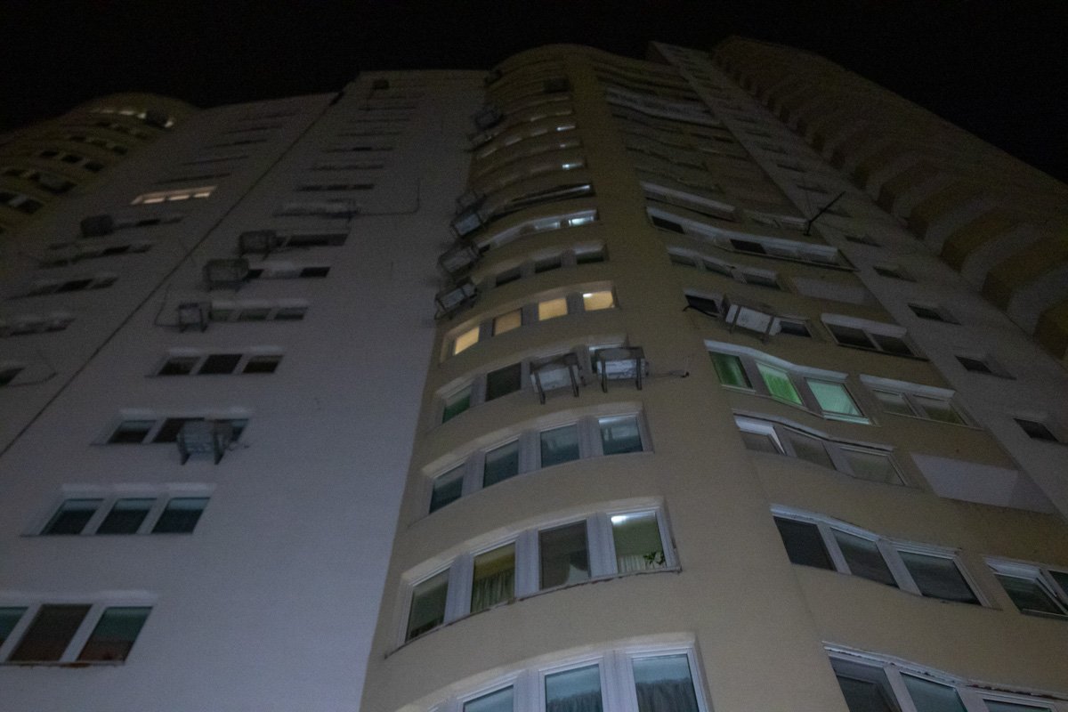 В Дарницком районе Киева мужчина выпал из окна своей квартиры на 21 этаже