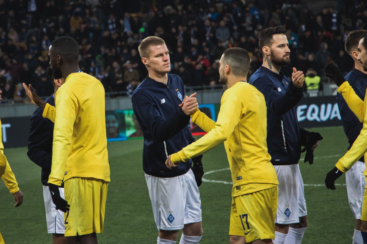 Приветствие команд. В глазах игроков "Динамо" читается настрой на борьбу и на победу