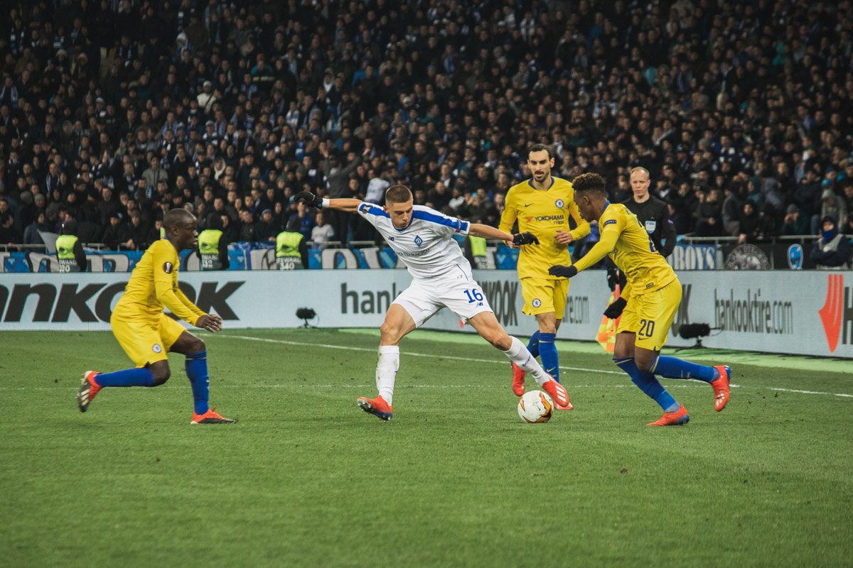 И немудрено. Ведь ситуация, как на фото (один против троих) повторялась с незавидным для "Динамо"постоянством