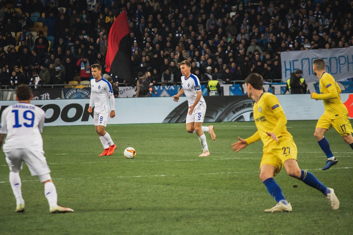 Капитан киевлян Сидорчук разводит руками - развивать атаку через невозможно, нет адресатов