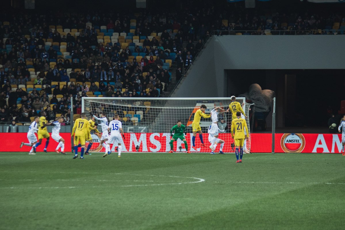 А это эпизод с первым голом. Сейчас Лофтус-Чик неудачно пробьет головой, зато очень удачно скинет мяч на Жиру