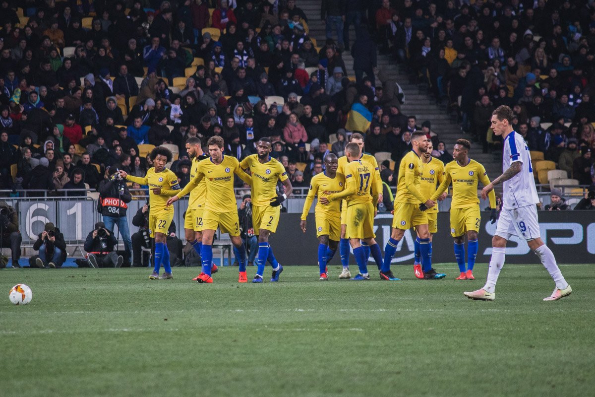 Вот так собирались и радовались в течение матча "аристократы" целых пять раз. И беспомощный Гармаш - как олицетворение проблем "Динамо" в атаке