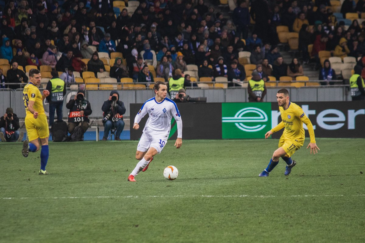 Шапаренко, юная "десятка" киевлян, пытался создавать креатив в центре поля. Увы, в одиночку комбинацию не сотворишь