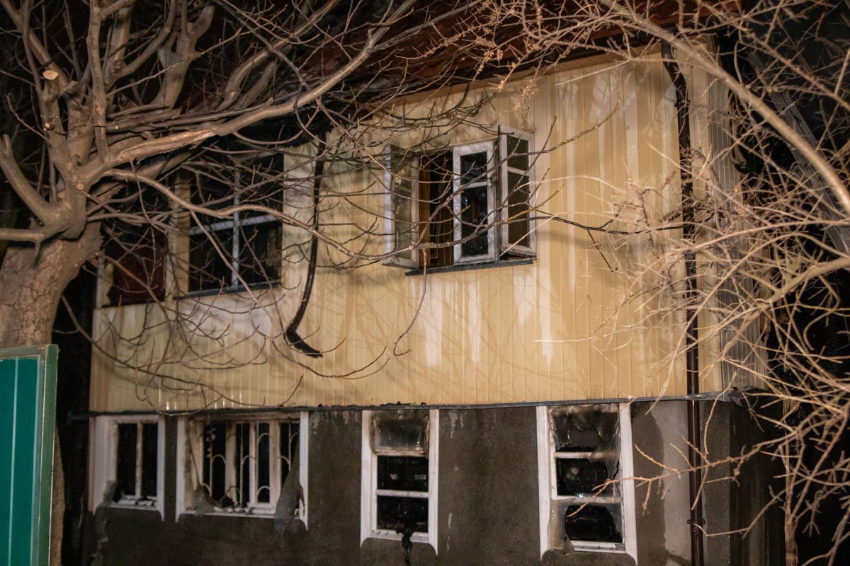 В Киеве на Русановских садах произошел пожар в частном доме В Киеве на Русановских садах произошел пожар в частном доме