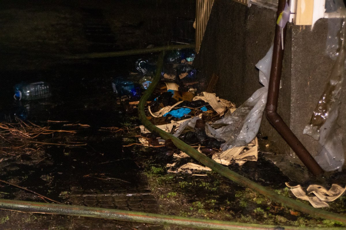 По словам хозяйки дома, пожар спровоцировал горящий пластик По словам хозяйки дома, пожар спровоцировал горящий пластик