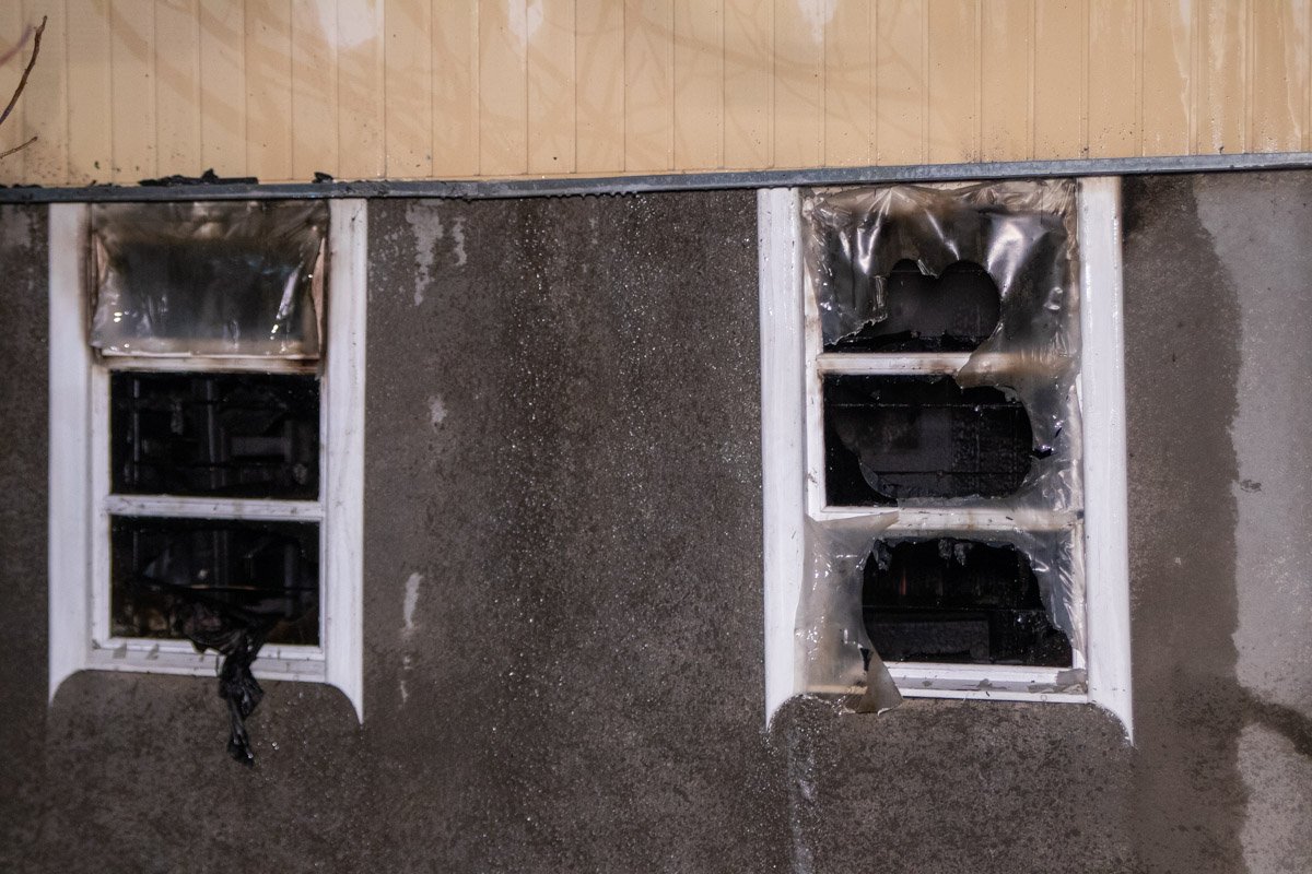 Дом частично обвалился и остался без окон Дом частично обвалился и остался без окон