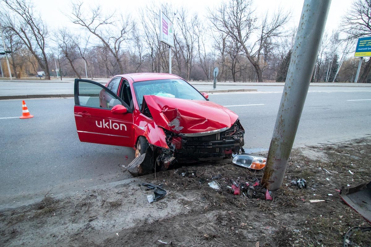 В Киеве на мосту Метро произошло ДТП с участием автомобиля Kia