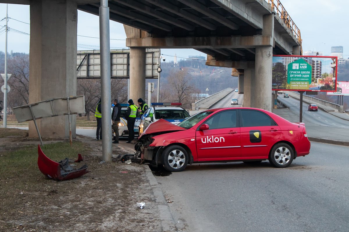 Водитель не справился с управлением и влетел в фонарный столб 
