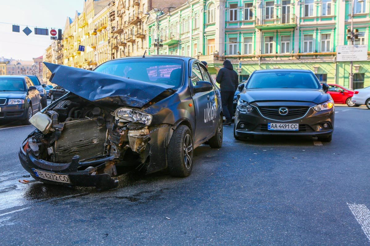 В Киеве на пересечении улиц Большая Васильковская и Павла Скоропадского произошла авария