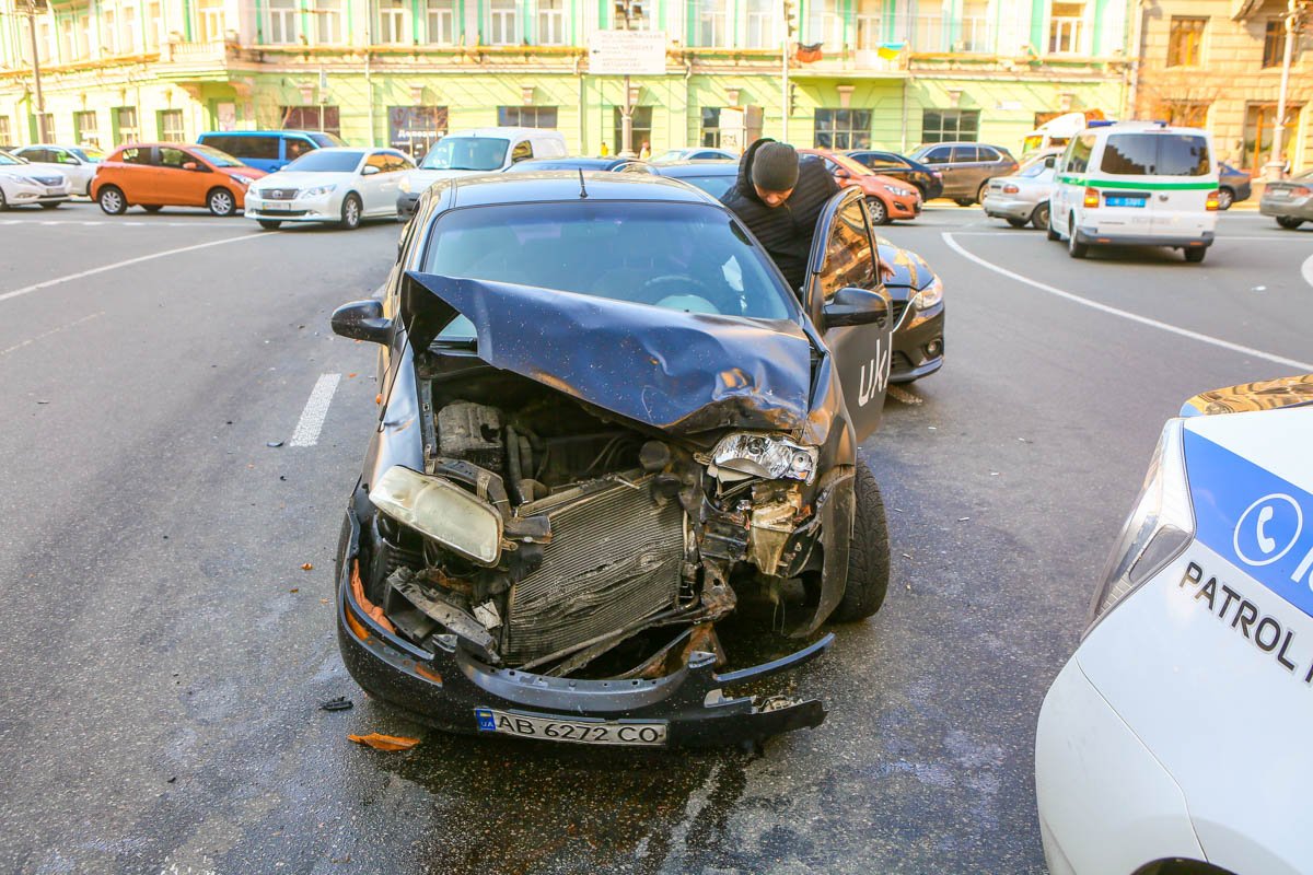 В результате столкновения передняя часть такси серьезно пострадала