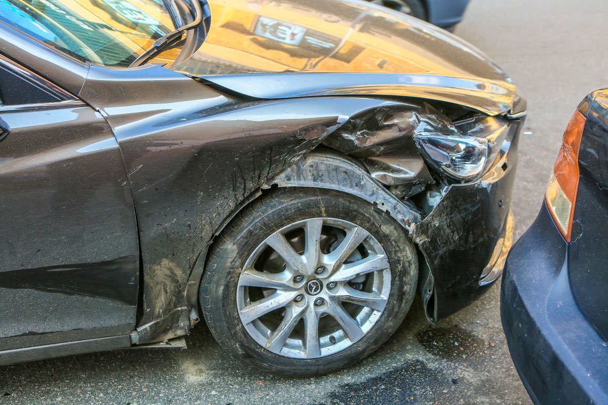 В то же время Mazda визуально пострадала не так сильно - удар пришелся в колесо, которое и приняло на себя значительную часть энергии