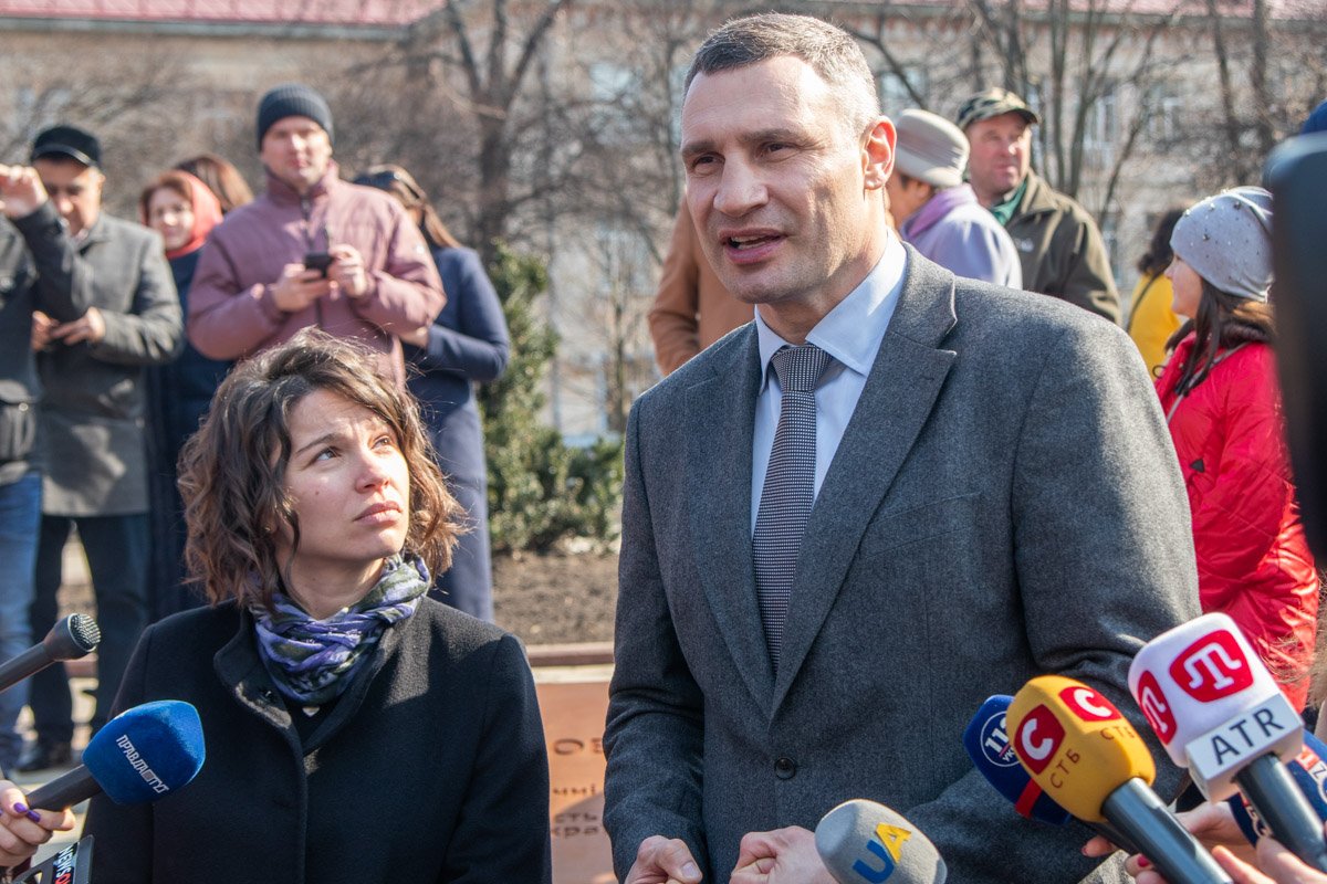 Виталий Кличко и дочь Немцова вместе торжественно открывали сквер и мемориал 