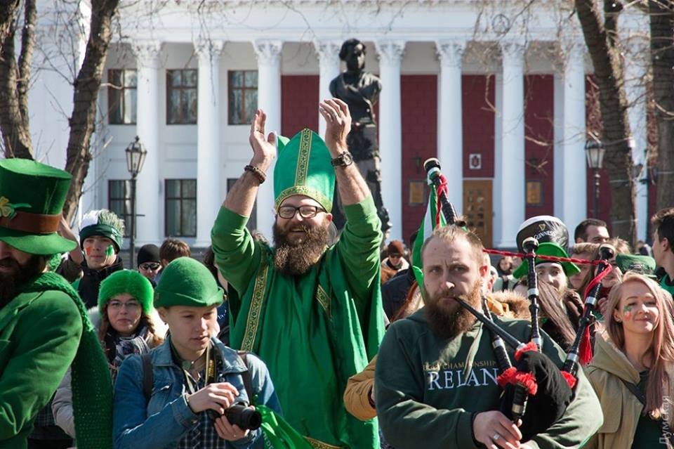 На параде ко Дню Святого Патрика вы сможете найти веселых единомышленников и необычно провести время