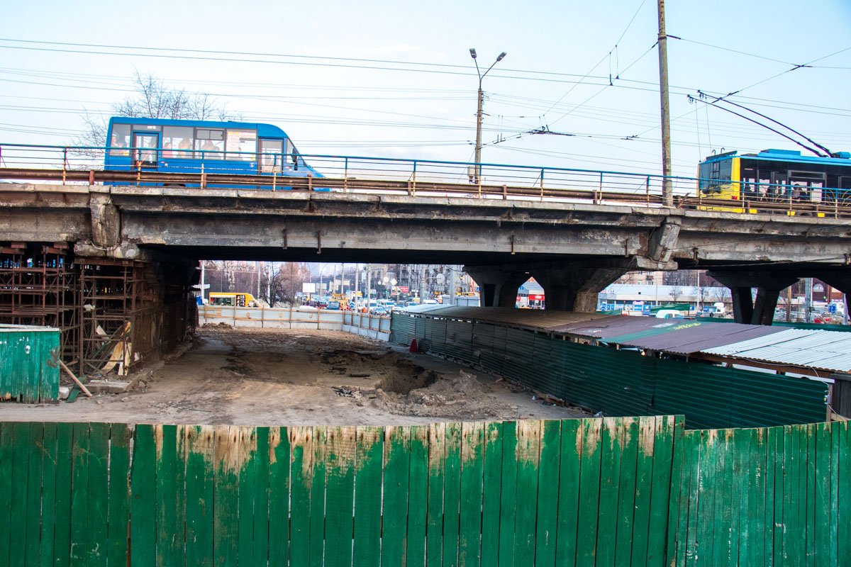 Поэтому было принято решение полностью снести старый мост, и на его месте до конца 2019 года возвести новую транспортную развязку