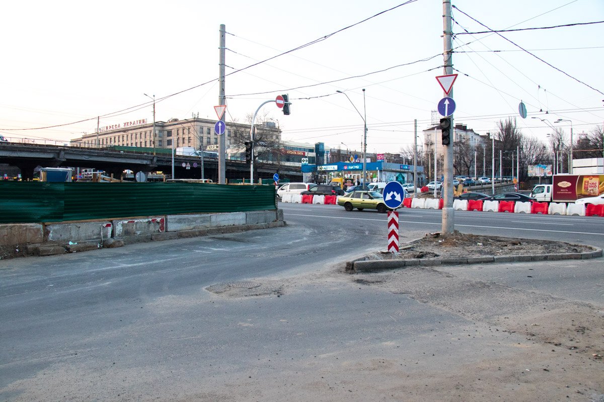 А поскольку движение на мосту перекроют утром 16 марта, последний день Шулявка все еще функционирует и перегоняет сотни машин