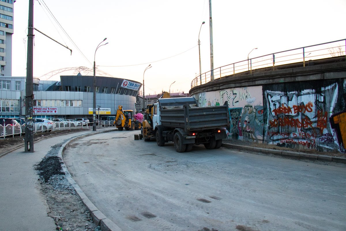 Но на месте уже собралось достаточно техники, чтобы начать демонтаж