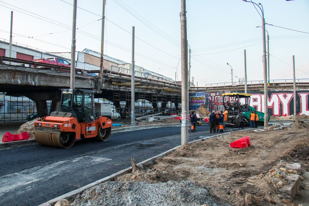 Жителям Киева остается лишь запомнить "уставший" мост и ожидать, когда на его месте появится обновленный
