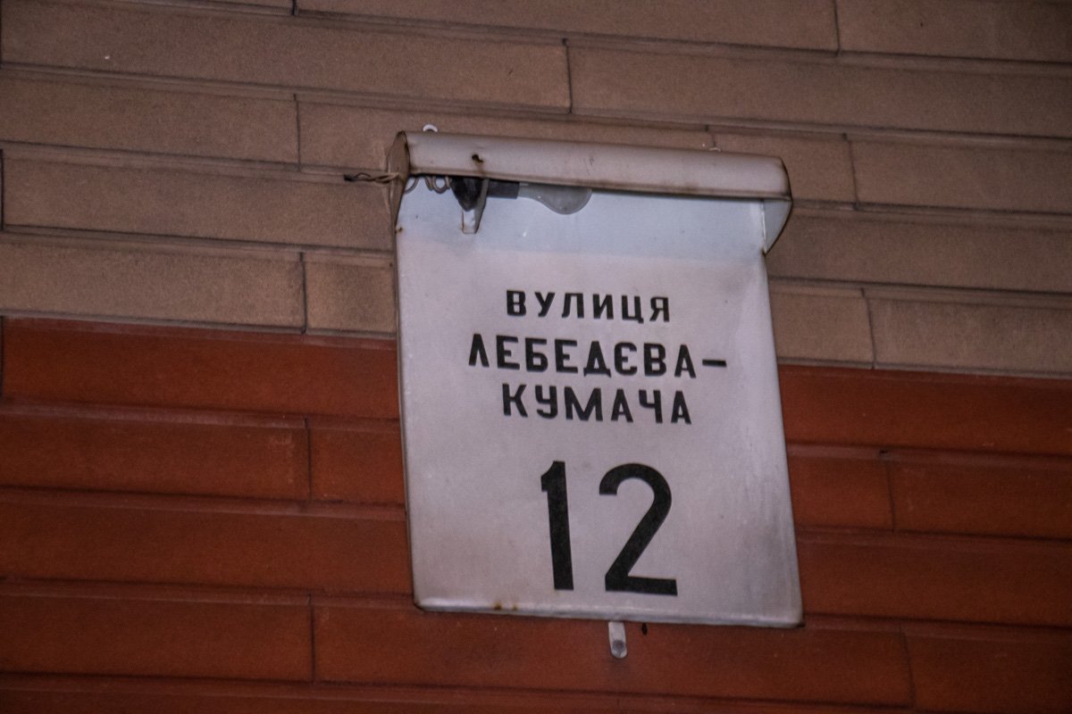 Парень 2001 года рождения выпрыгнул с общего балкона 14-этажного дома по адресу улица Николая Голего, 12 (бывшая Лебедева-Кумача)