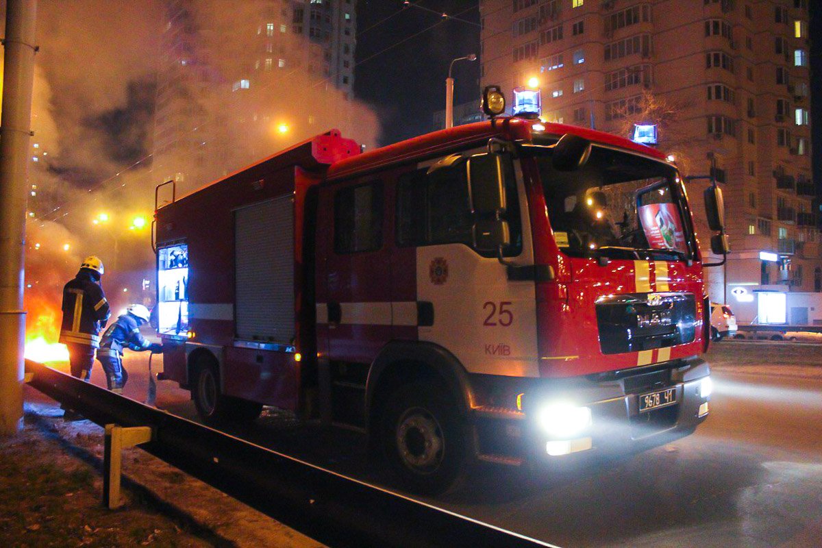 В Киеве на ходу воспламенился Opel Astra В Киеве на ходу воспламенился Opel Astra