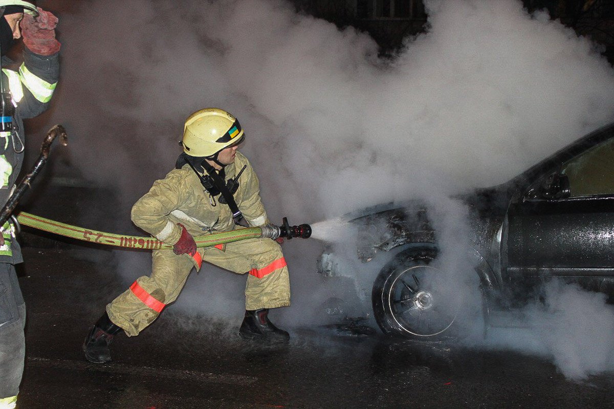 Повреждено: моторный отсек, салон автомобиля, передние фары, крыло, капот, передние колеса, лобовое стекло и слезла краска Повреждено: моторный отсек, салон автомобиля, передние фары, крыло, капот, передние колеса, лобовое стекло и слезла краска