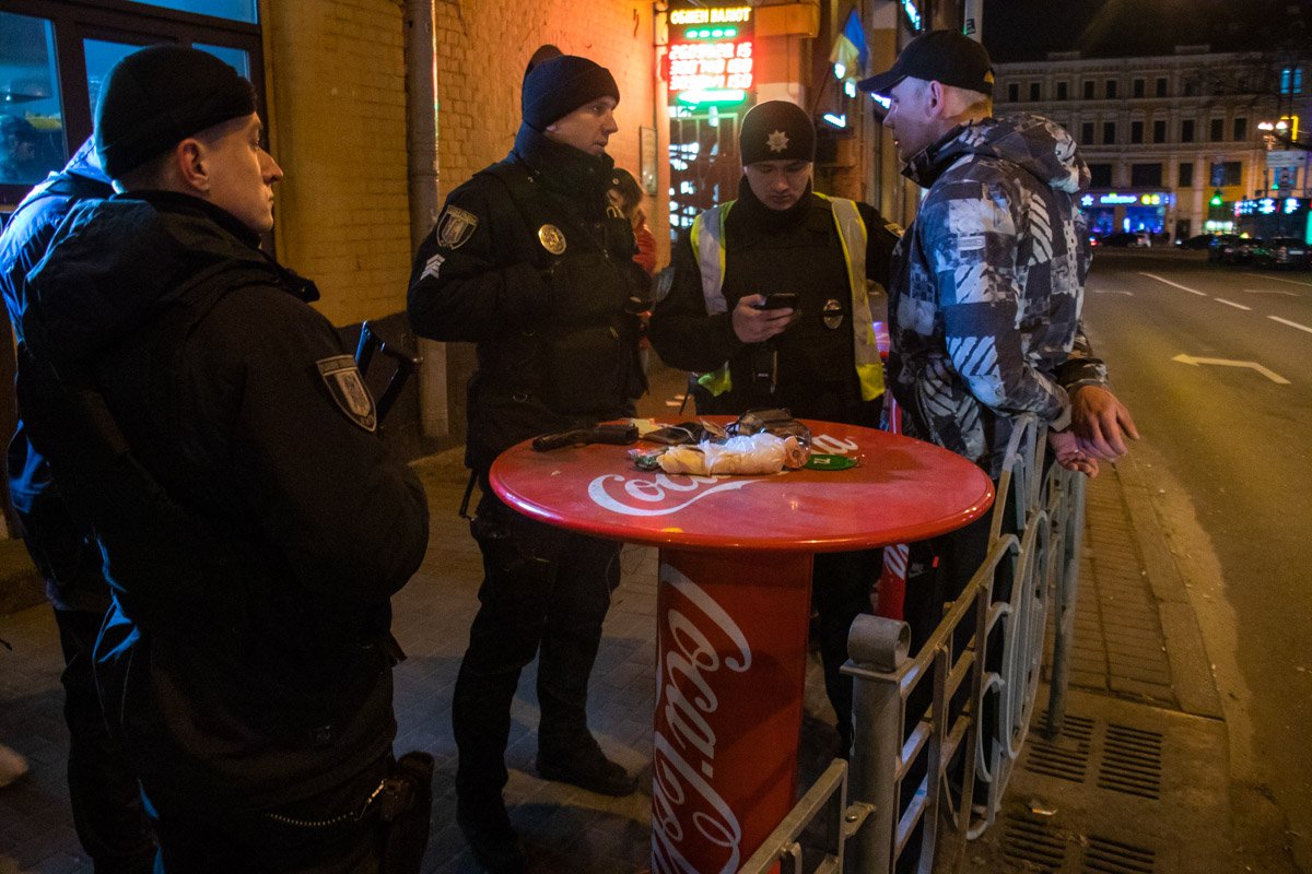В центре Киева пьяный мужчина с пневматическим оружием напал на компанию и угрожал пристрелить парня