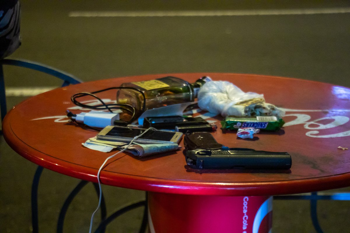 Ребятам удалось отобрать у нападавшего пистолет