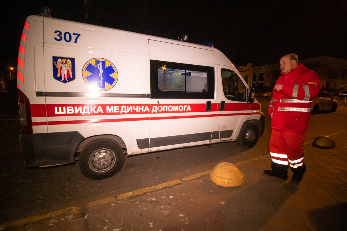 Медики оказали мужчине первую помощь, от госпитализации он отказался Медики оказали мужчине первую помощь, от госпитализации он отказался