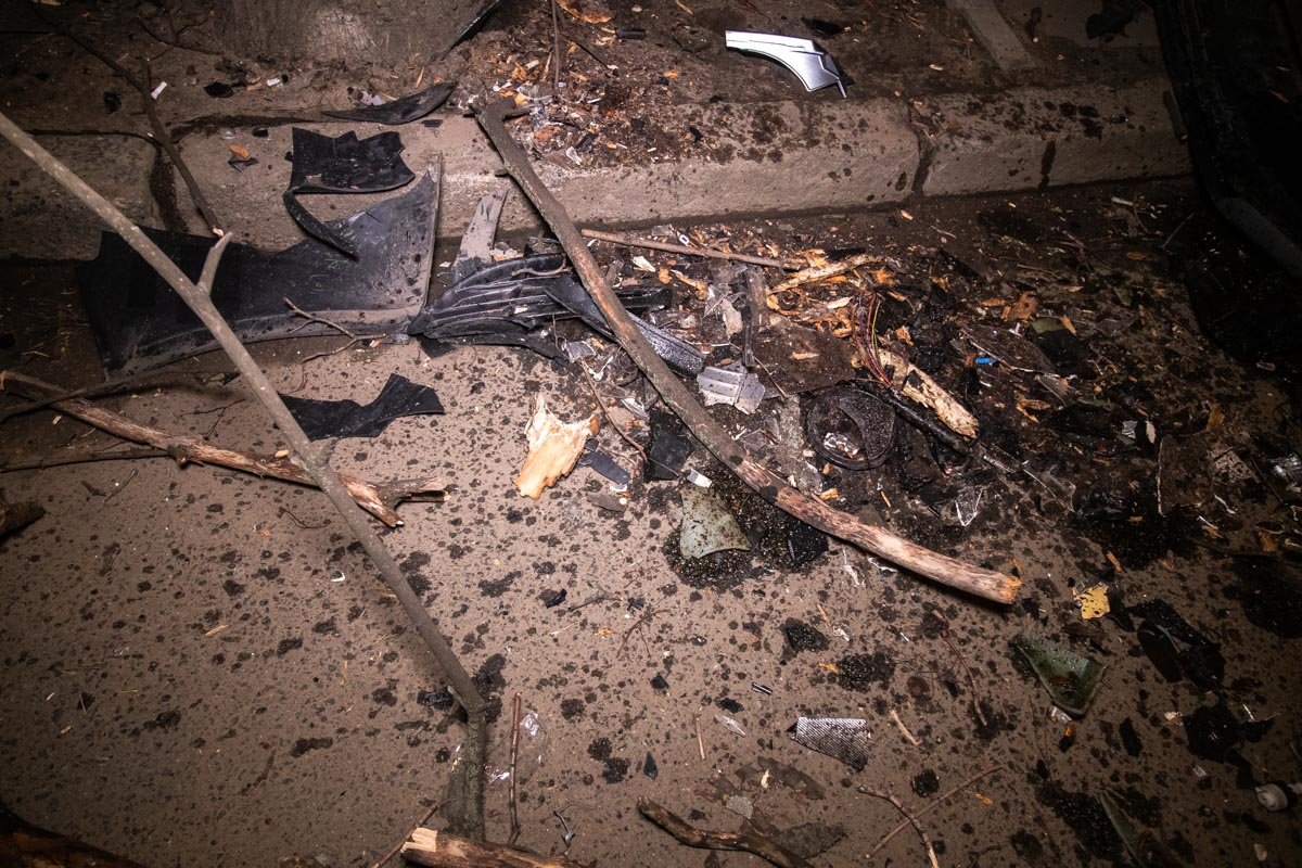 Машину «повело» и она врезалась в дерево на обочине Машину «повело» и она врезалась в дерево на обочине