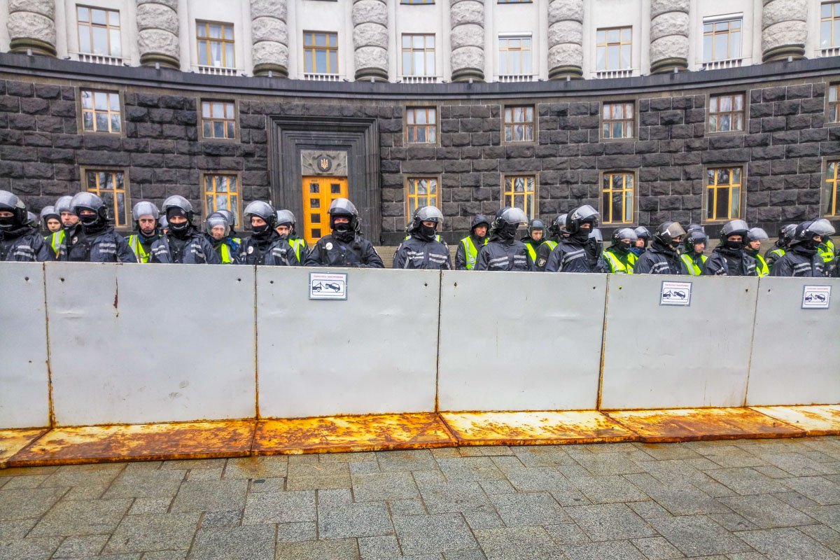 Весь центр охраняют силовики