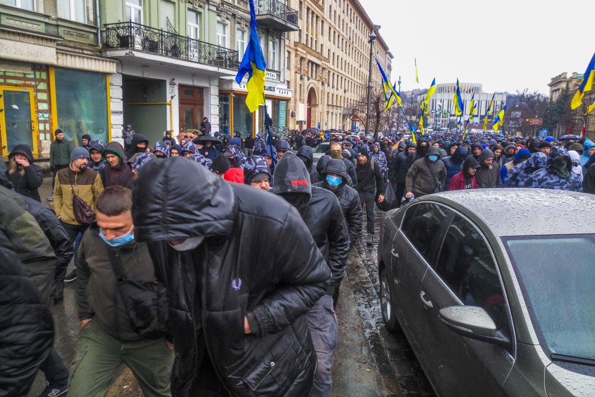Члены Нацкорпуса во время движения скандируют речевки
