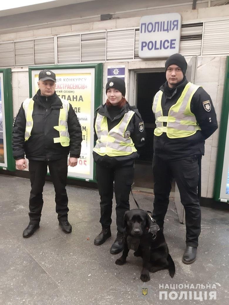 Центр Киева патрулируют правоохранители и кинологи