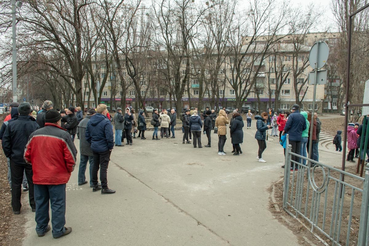 Люди собрались у парка к 10:00