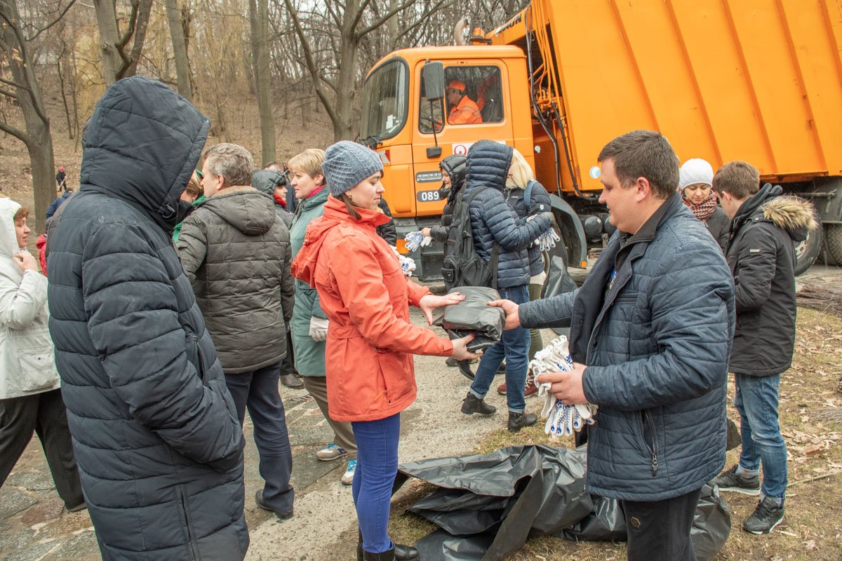 Всем желающим коммунальщики выдали орудия труда-перчатки и мусорныепакеты