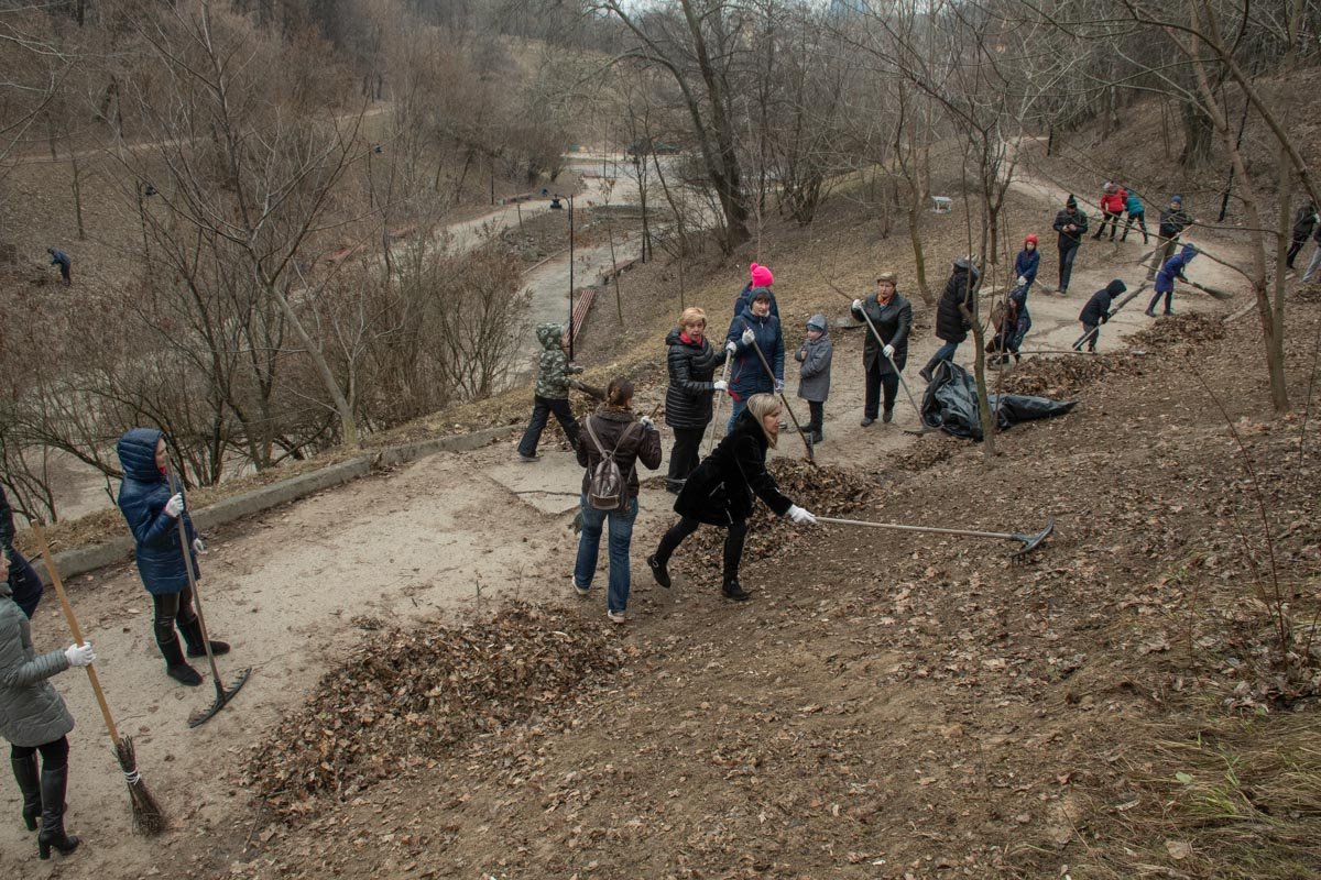 Некоторые пришли на уборку с детьми