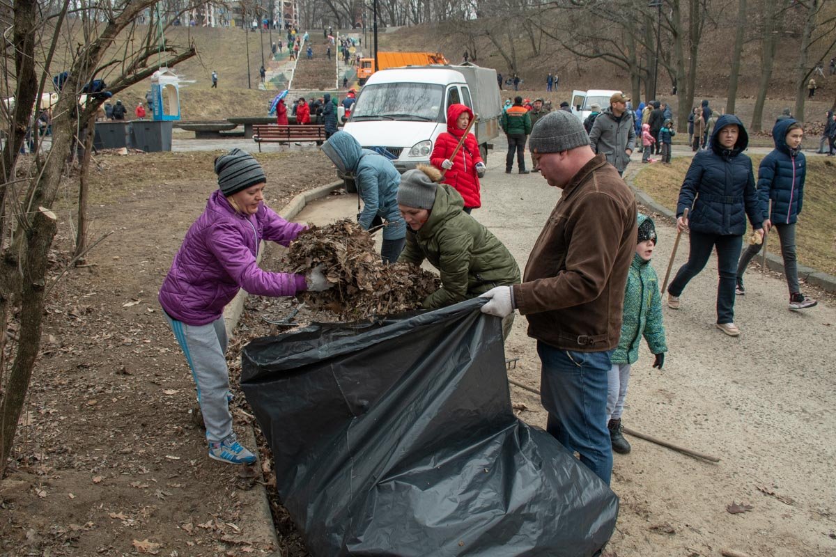 Участники убрали прошлогоднюю листву и разный мусор, затерявшийся в ней