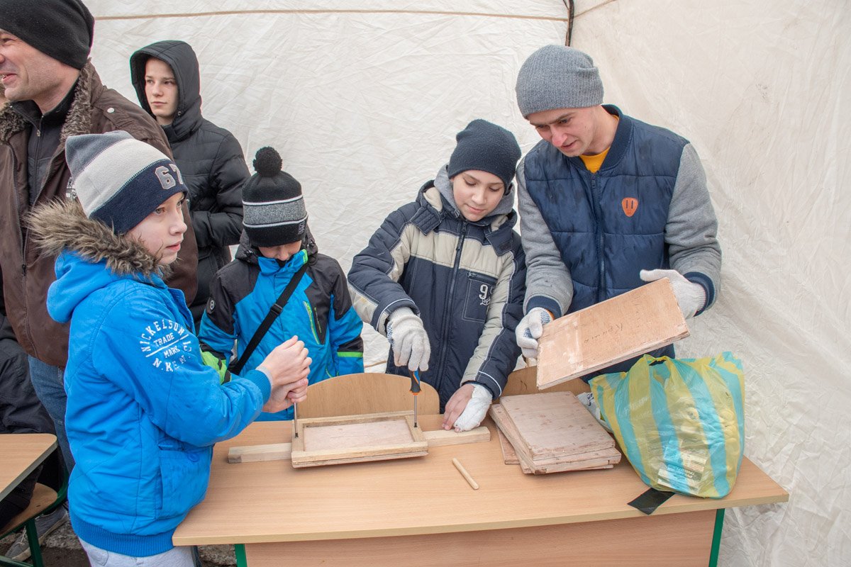 Школьники сделали кормушки для птиц