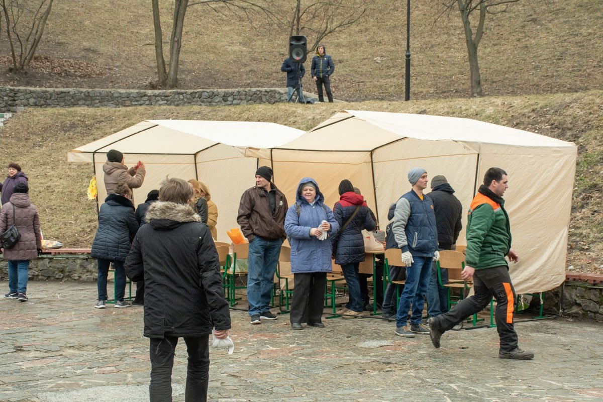 В конце уборки людей ждали горячий чай и легкий перекус