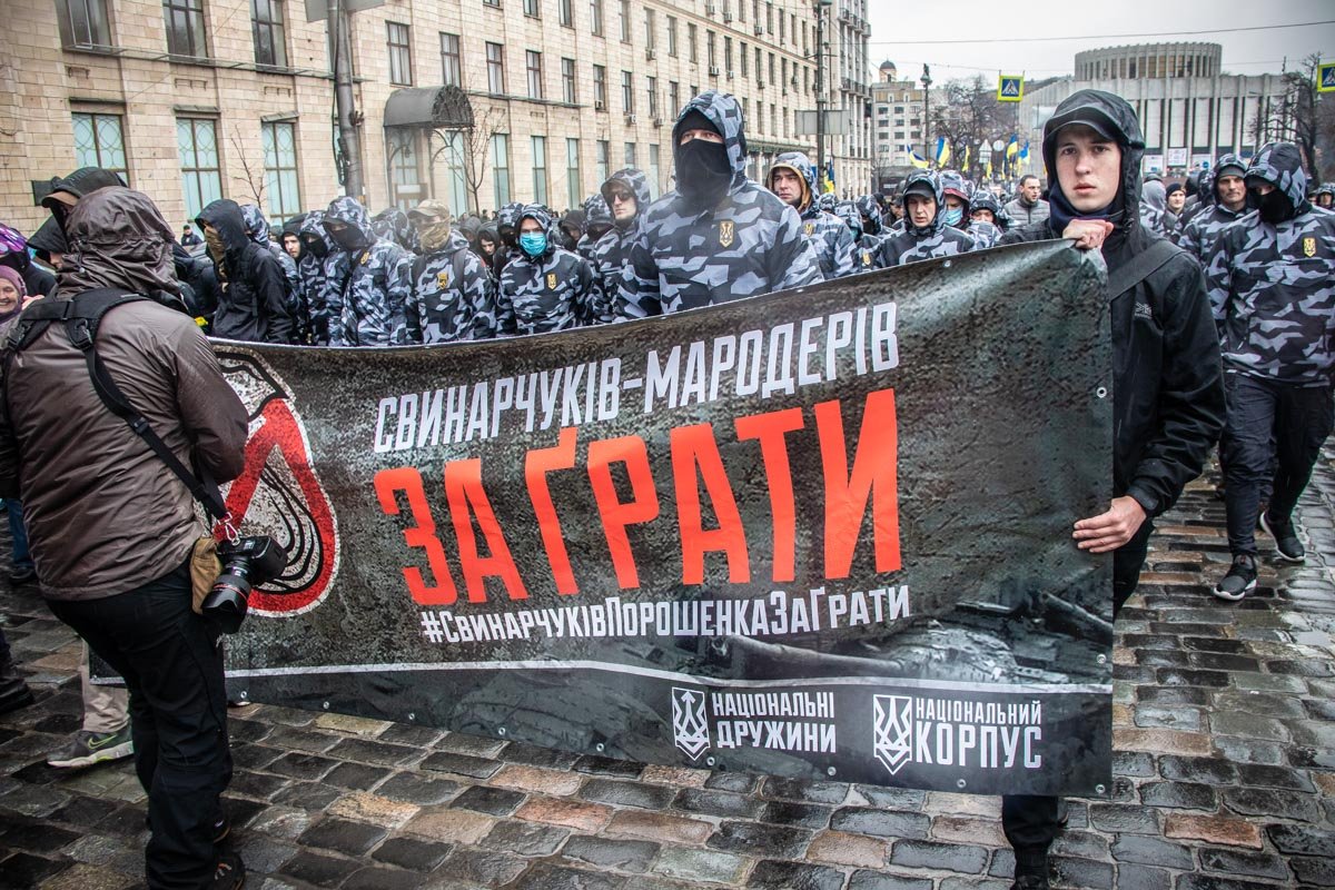 С Майдана националисты выдвинулись в правительственный квартал