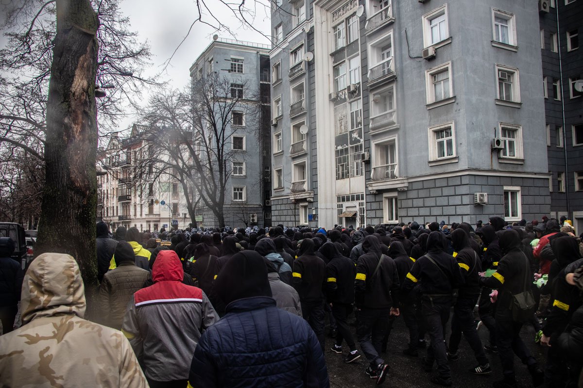 К админзданиям стянули большие силы полиции