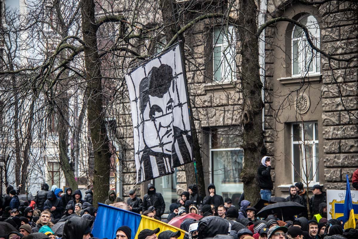 Активисты прошли мимо Верховной Рады и остановились возле Администрации Президента