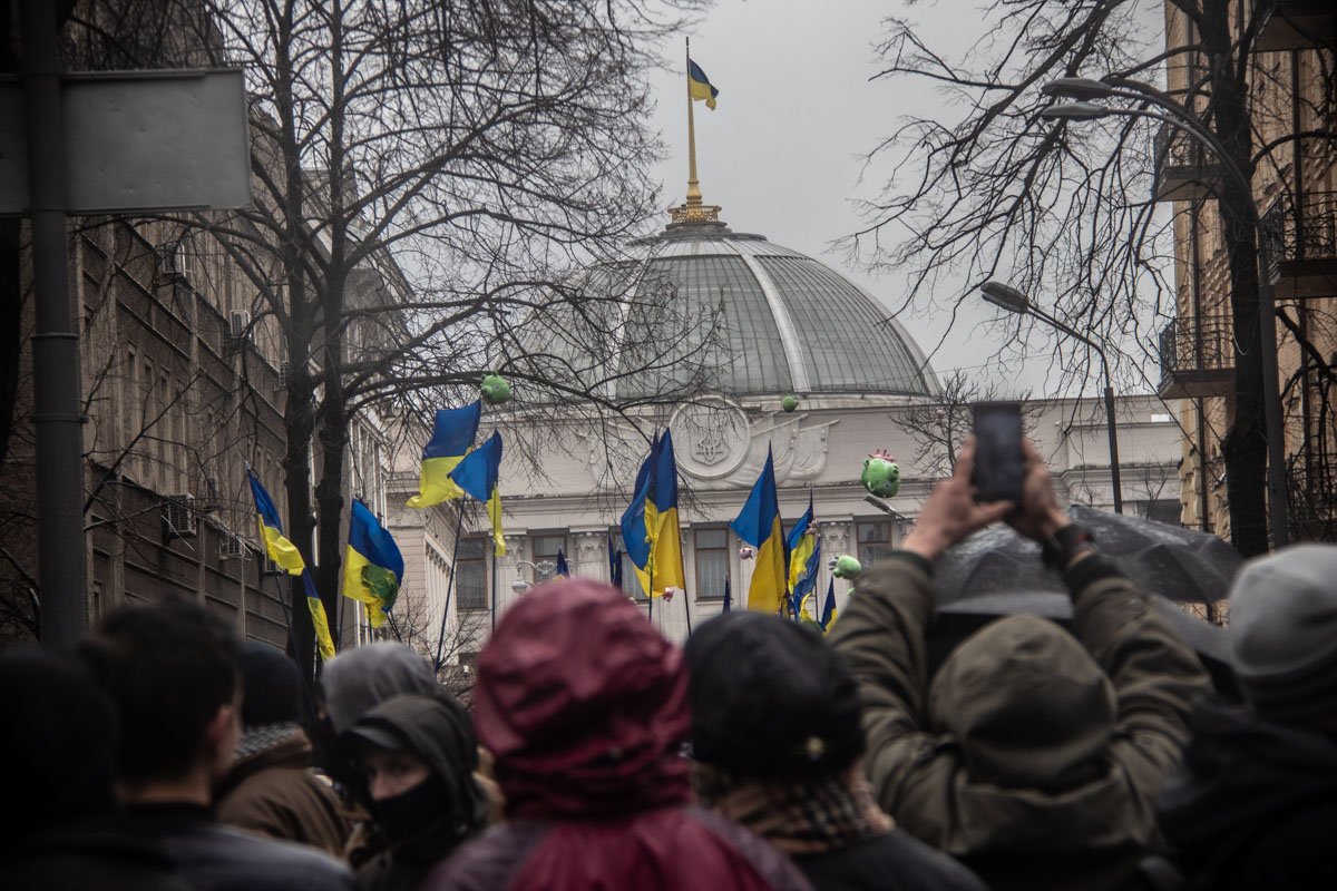 В полицейских полетели игрушечные свиньи