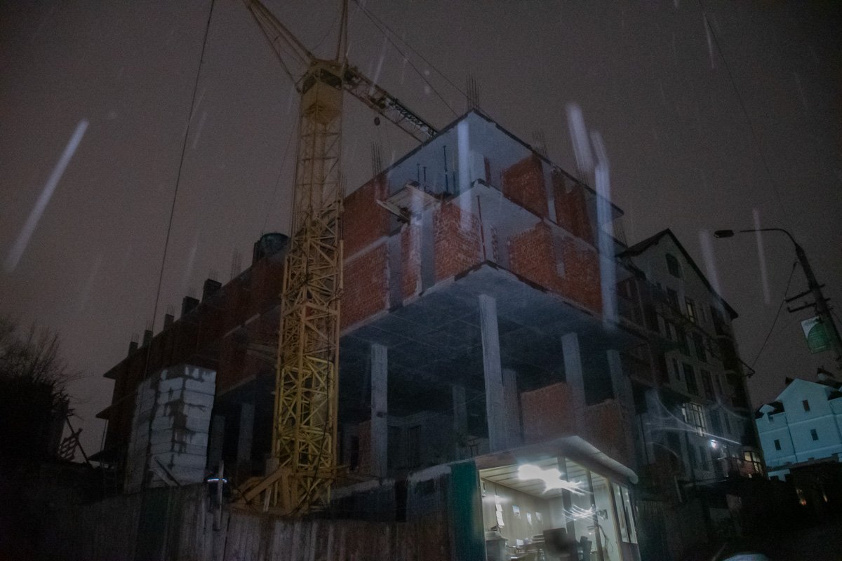 Местные жители рассказали, что стрела механизма упала на недострой 