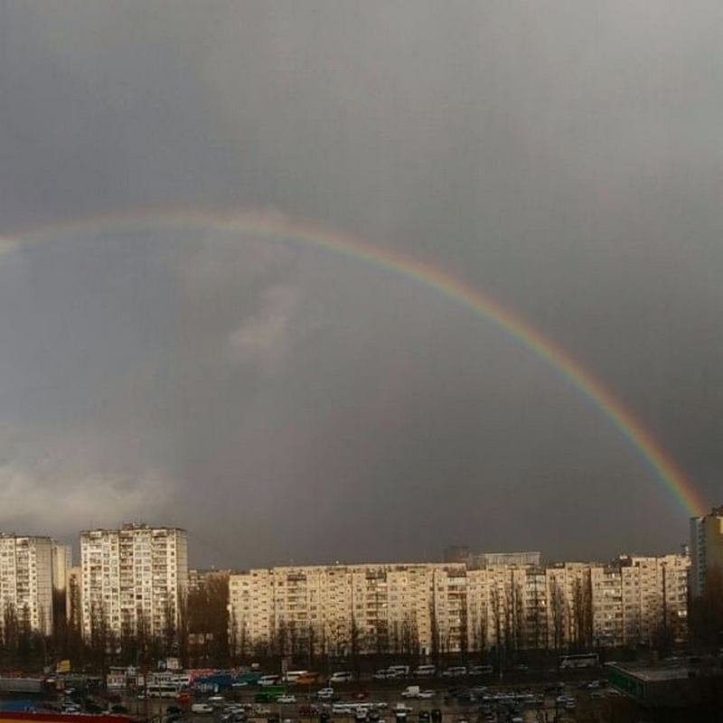 Над Киевом нависла разноцветная арка. Фото: @yulichka_budnik