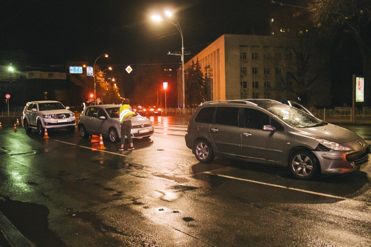 В субботу, 16 марта, в центре Киева произошло тройное ДТП В субботу, 16 марта, в центре Киева произошло тройное ДТП