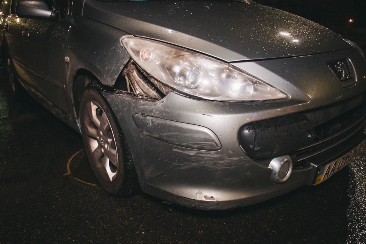 По адресу улица Московская, 30 столкнулись Peugeot 307 SW, Volkswagen Golf и Toyota Fortuner По адресу улица Московская, 30 столкнулись Peugeot 307 SW, Volkswagen Golf и Toyota Fortuner