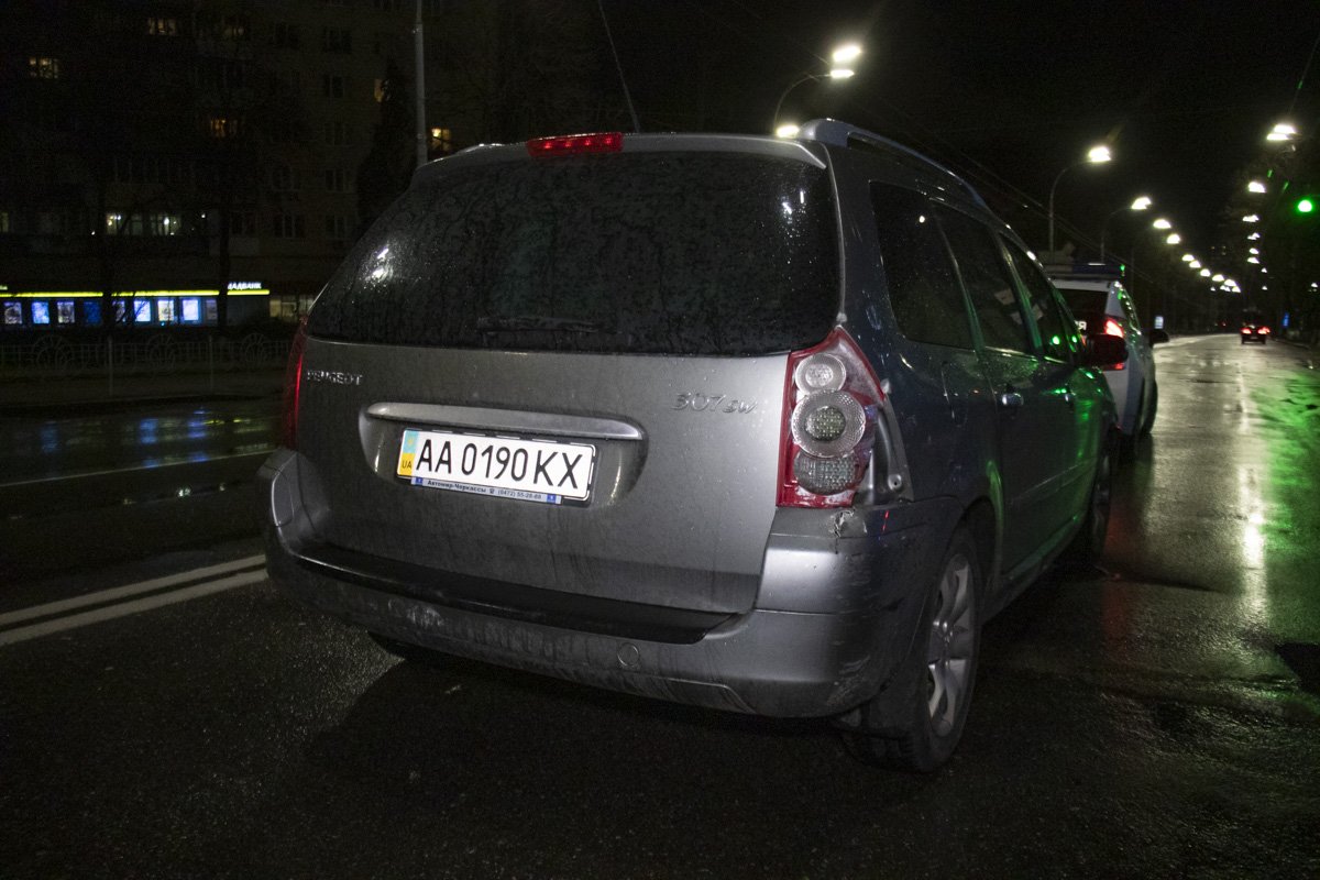 Golf в свою очередь врезался в движущийся первым Peugeot Golf в свою очередь врезался в движущийся первым Peugeot