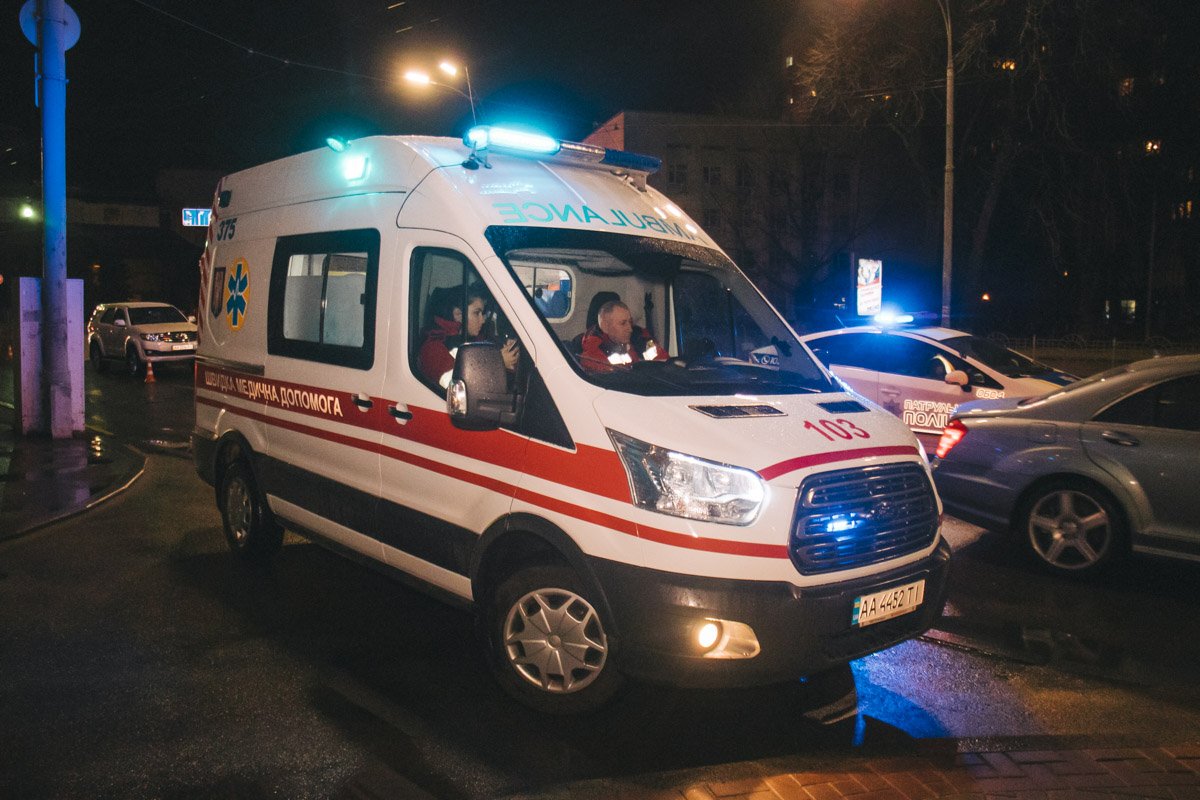 На место прибыла «скорая», медики оказали первую помощь и госпитализировали пострадавшего На место прибыла «скорая», медики оказали первую помощь и госпитализировали пострадавшего